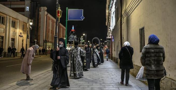 Russia, la processione «finché durerà l’epidemia»